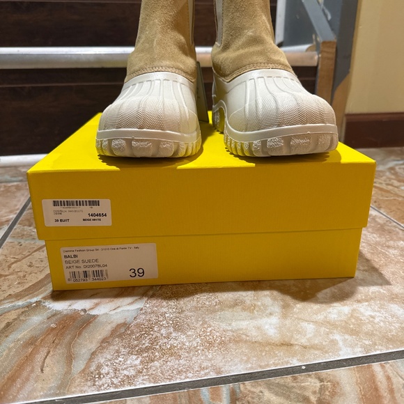 Diemme Balbi Suede boots in Sand - size 39 Only... | Depop Diemme Balbi Chelsea Duck Boots Suede Size 39 /9 Beige Tan Winter Rain Snow